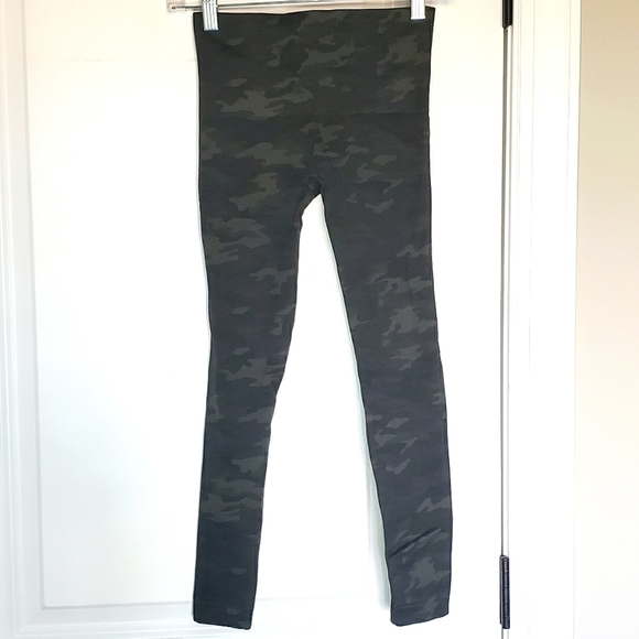 SPANX Look At Me Now Seamless Green Camo Crop Legging XS - Picture 6 of 9
